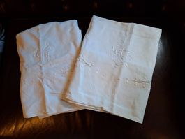 2 schöne antike, Kissenbezüge mit Monogramm und Stickerei