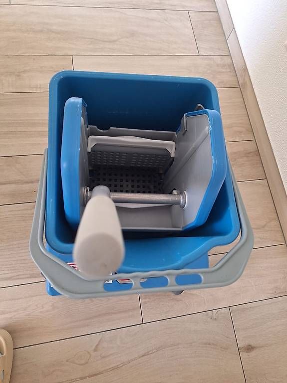 Autres articles pour la maison: Wischmopp-Eimer mit Auswringpresse  Blau/Grau – D'occasion à Vilters par leco01