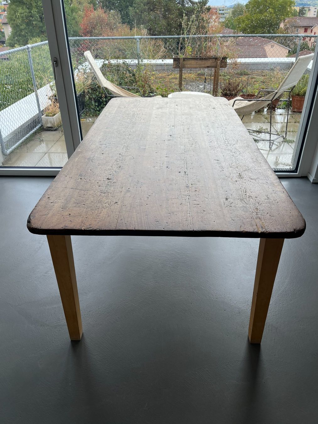Alter Massivholz-Esstisch 200 × 100 cm mit 6 Holzstühlen (D'occasion) à ...