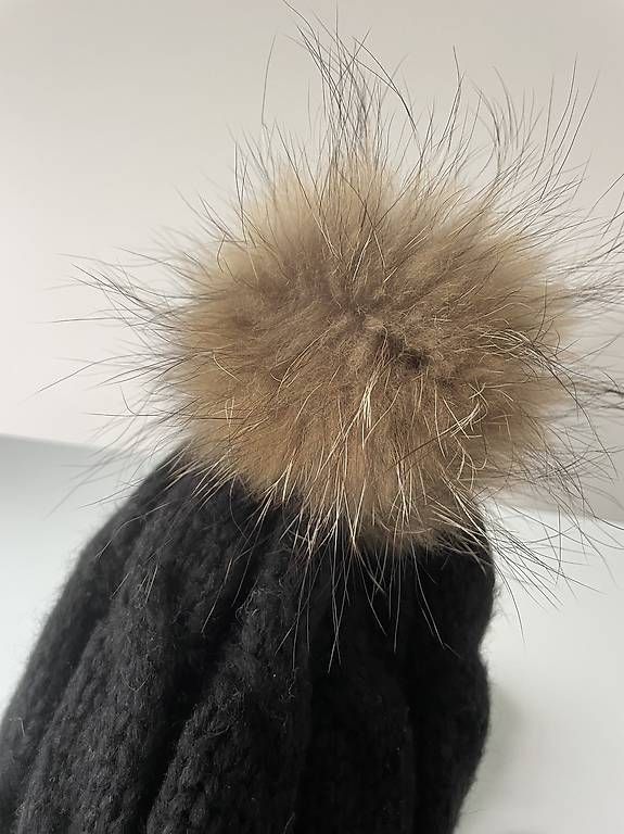 Copricapi, berretti & cappellini: Strickmütze schwarz mit Fellzottel beige – Usato da Meilen venduto da SabrinaK1992 2
