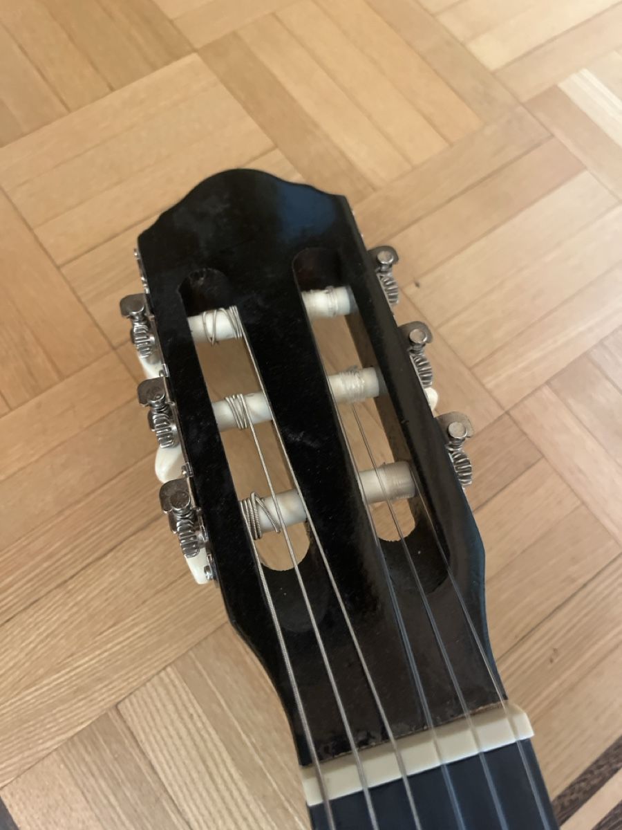 Strumenti musicali: Anfänger Gittare mit Ständer und Capo – Usato da Saas im Prättigau venduto da ray_man_98 4