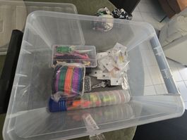 Eine Kiste voller Fischköder Schnur Konvolut Angelzubehör