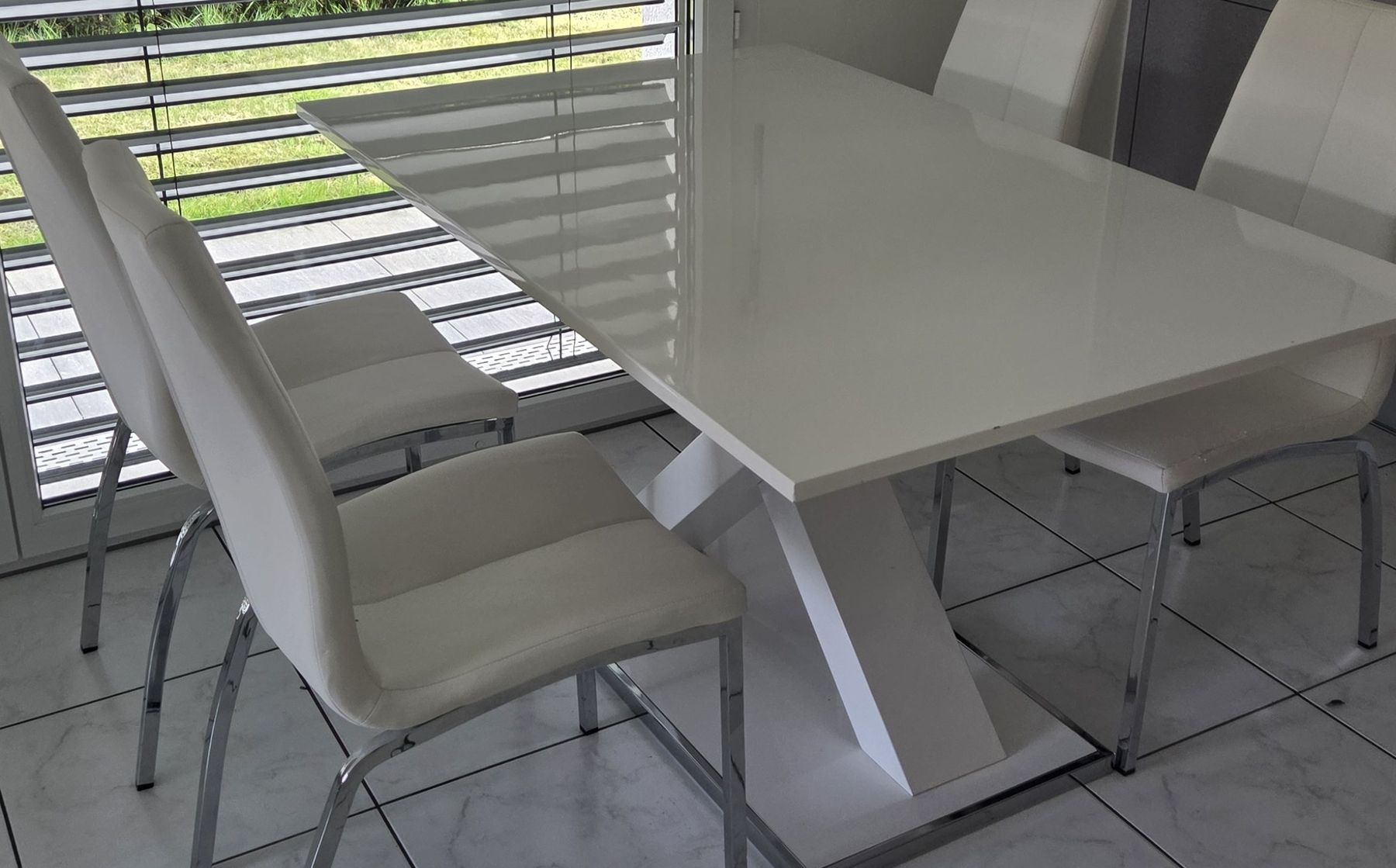 Set di tavolo e panche: Modern White Dining Table Set with Four Chrome Chairs – Usato da Lachen SZ venduto da col_bw5v