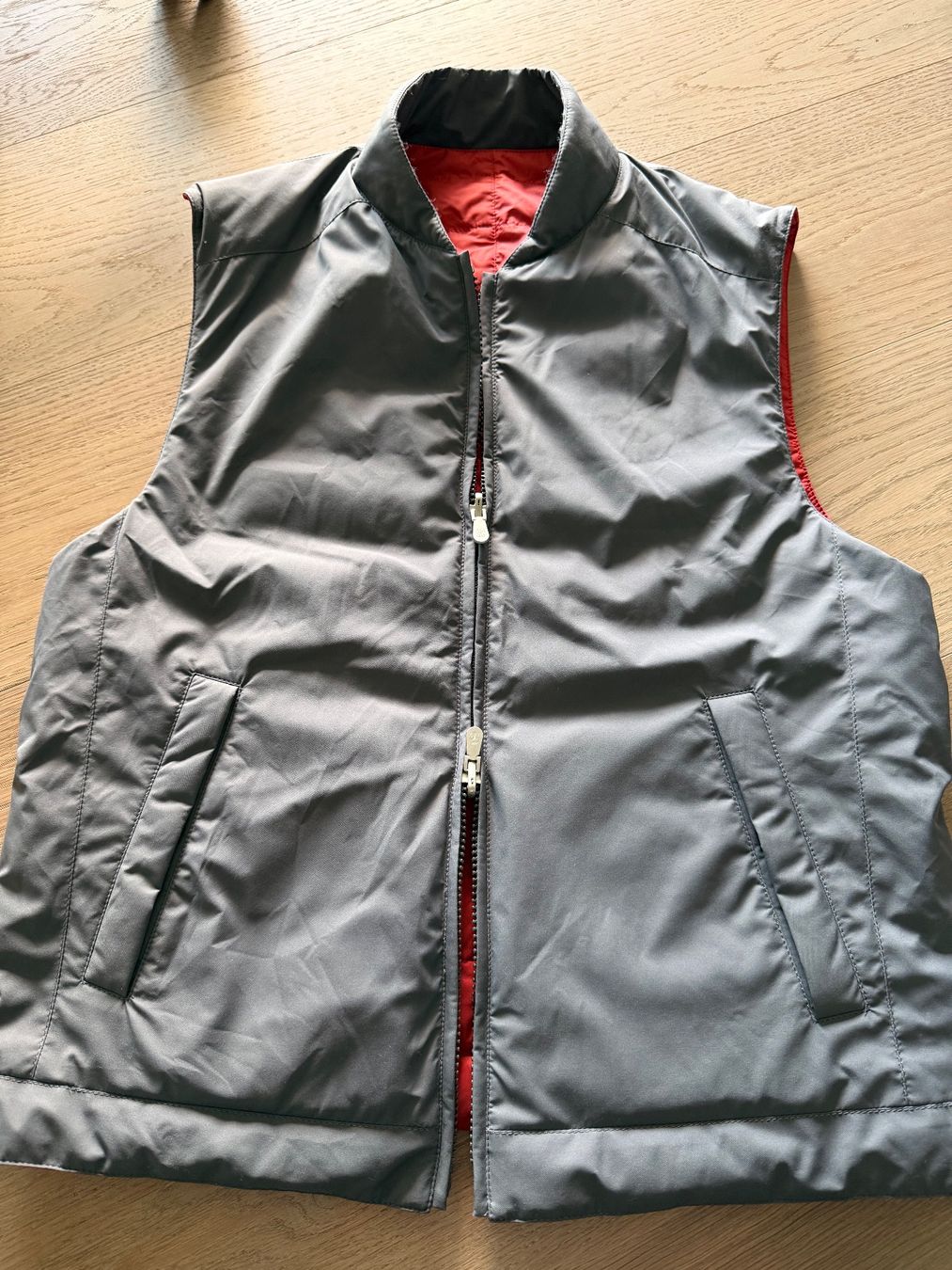 Brunello Cucinelli Gilet & Giacche: Brunello Cucinelli Herren Wend-Steppweste Grau/Rot – Usato da Oberwil b. Zug venduto da hallihallo12 1