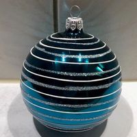 Türkisfarbene Weihnachtskugel mit Glitzerstreifen