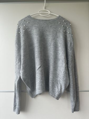 grauer Pullover