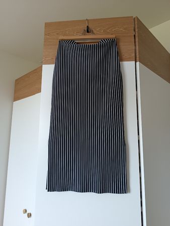 Dunkelblauer Jupe mit weissen Streifen, Grösse XS