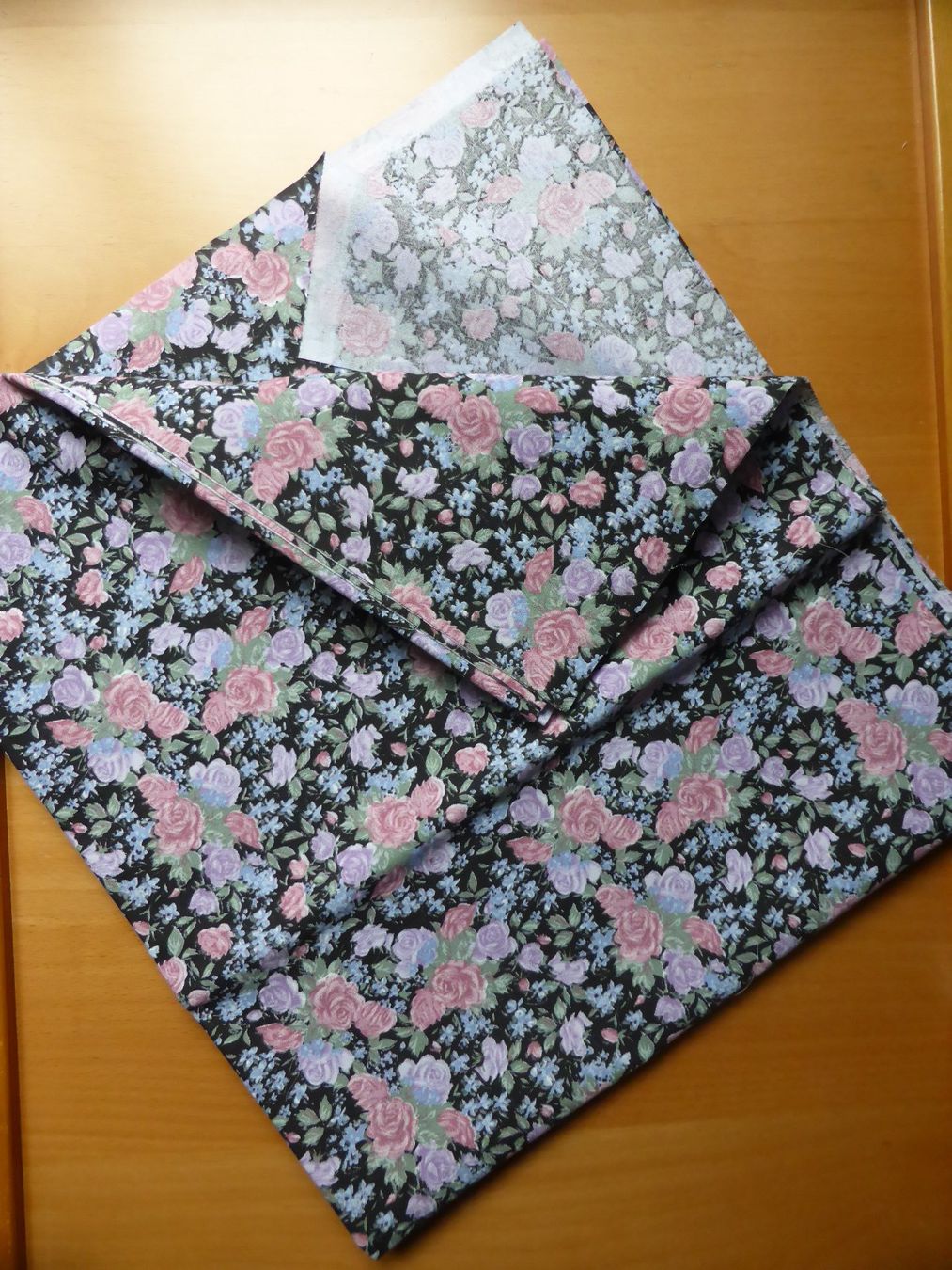 Tessuti: Patchwork - Retro - Rosen Baumwollstoff - 67 x 77 cm – Nuovo (secondo la descrizione) da Brunnadern venduto da pinkfaden