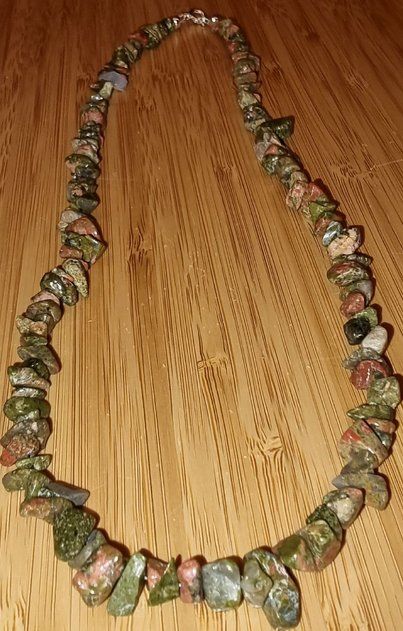 Catenine: Halskette Splitter Unakit- Epidot 51cm. – Nuovo e nell'imballaggio originale da Zetzwil venduto da Sonneblueme987