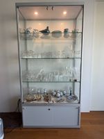 Grosse Vitrine mit Beleuchtung aus Alu / Glas, (ohne Inhalt)