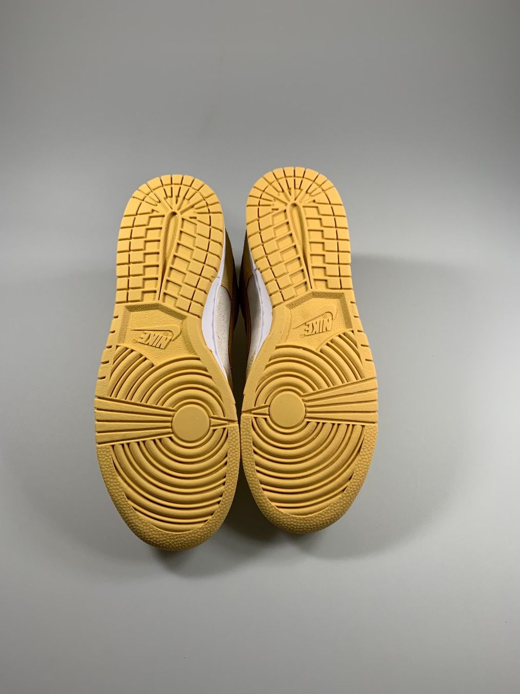 Scarpe da uomo: Nike Dunk Low Celestial Gold Suede (Womens) – Nuovo e nell'imballaggio originale da Thörishaus venduto da SnkrsVie 2