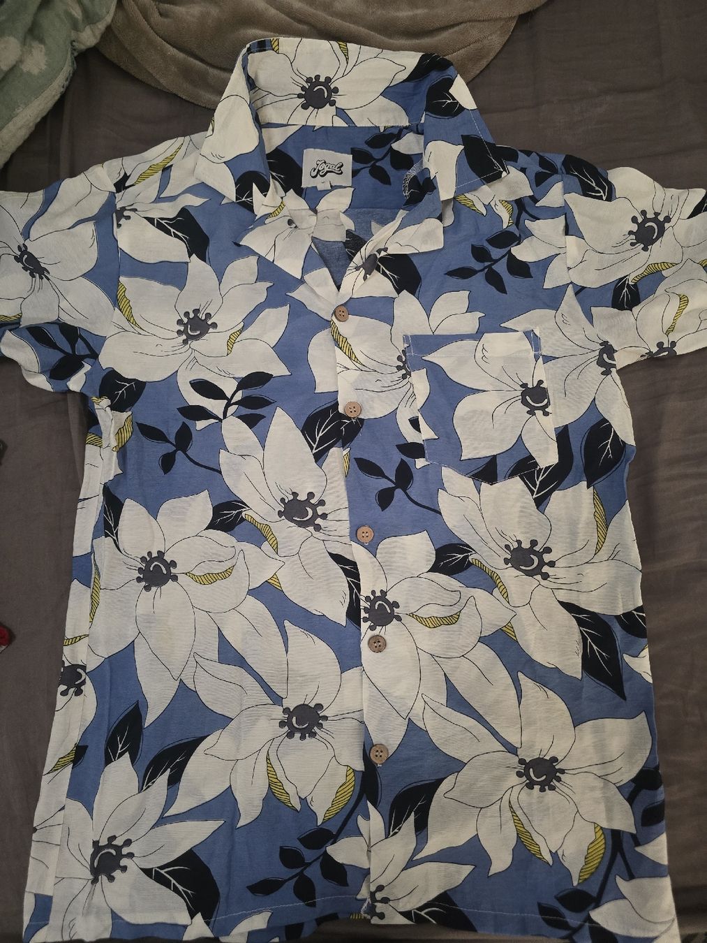 Camicie: Chemise d'été Jogal, taille S, fleurs bleues – Usato da Mont-sur-Lausanne venduto da Didinho