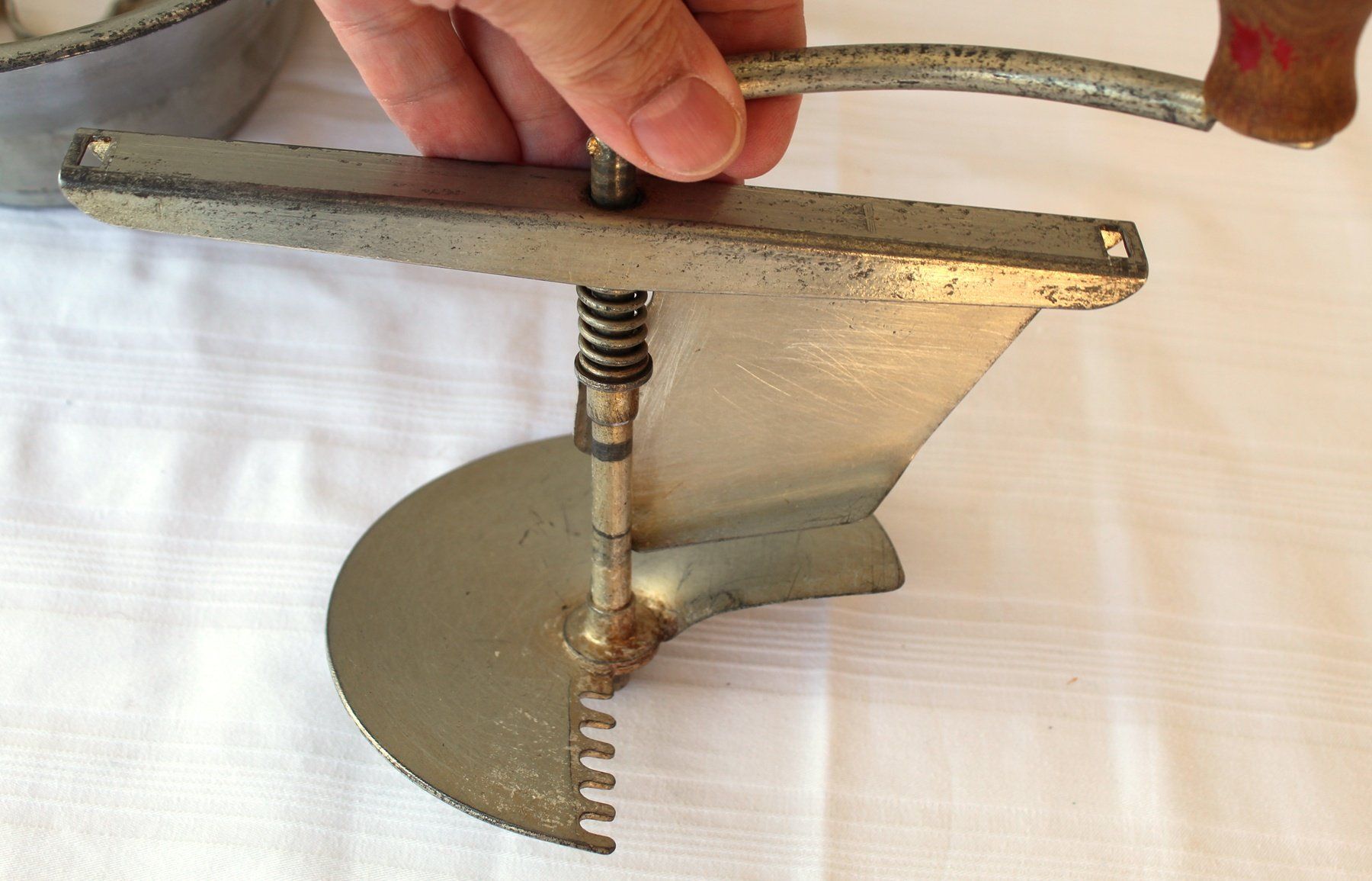 Elettrodomestici da cucina: Alte Passetout 57 Passiergerät Handkurbel mit 2 Scheiben – Usato da Zürich venduto da Auctionata 9