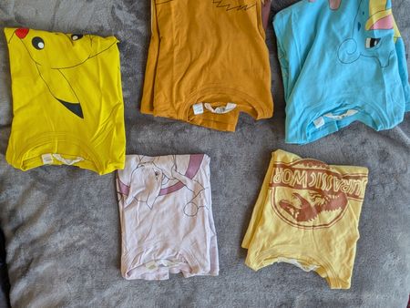 Lot 5 T-shirts Pokémon et Jurassic World enfant taille 128