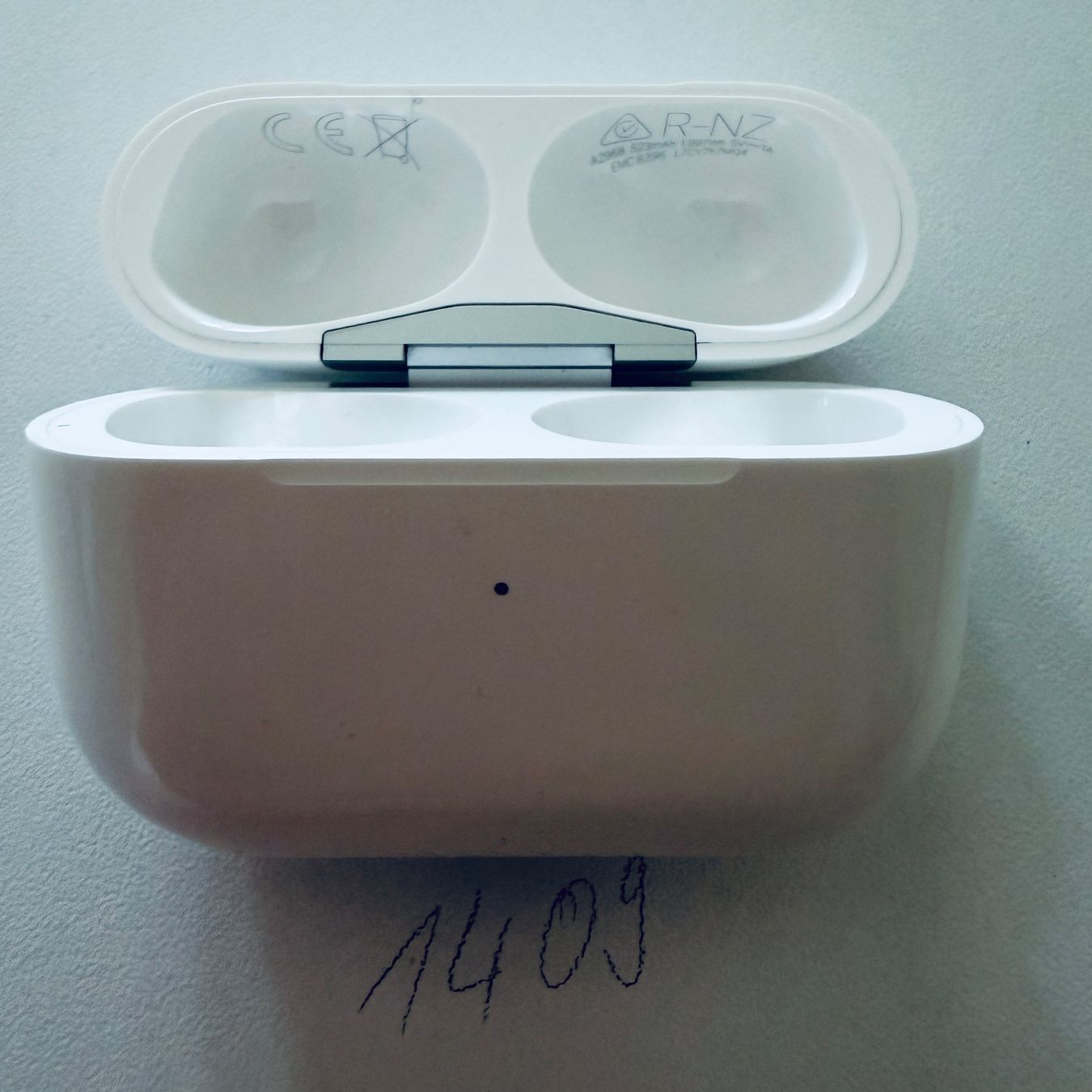 Apple Ladegerät: Original Apple Ladecase A2968 für AirPods Pro 2 Gen. USB-C – Gebraucht aus Basel von MY.AIRPODS.SHOP