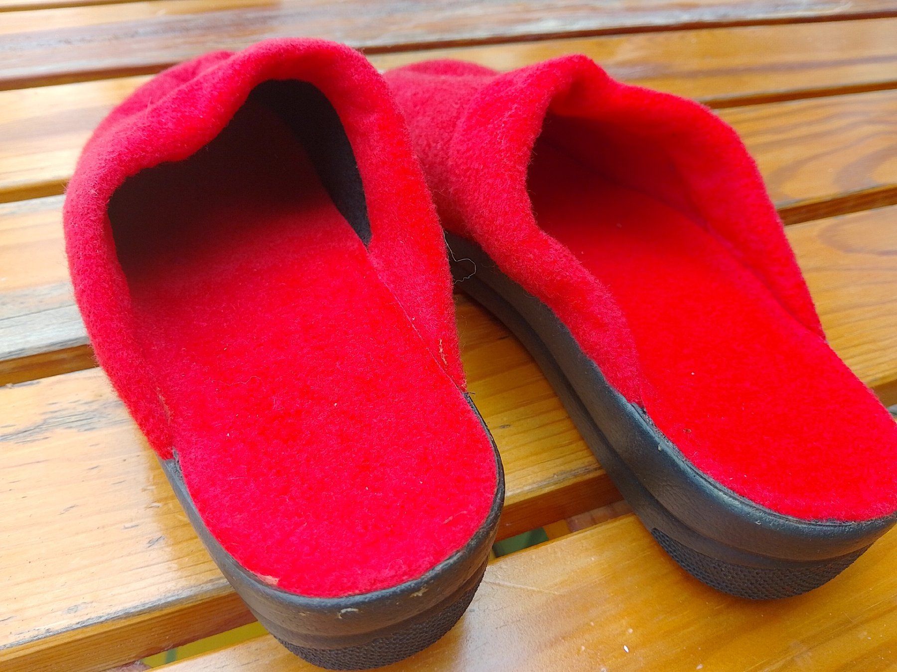 Scarpe da uomo: Hausschuhe mit Schweizerkreuz, Grösse 39, neu – Nuovo (secondo la descrizione) da Kesswil venduto da mie_g89p 2