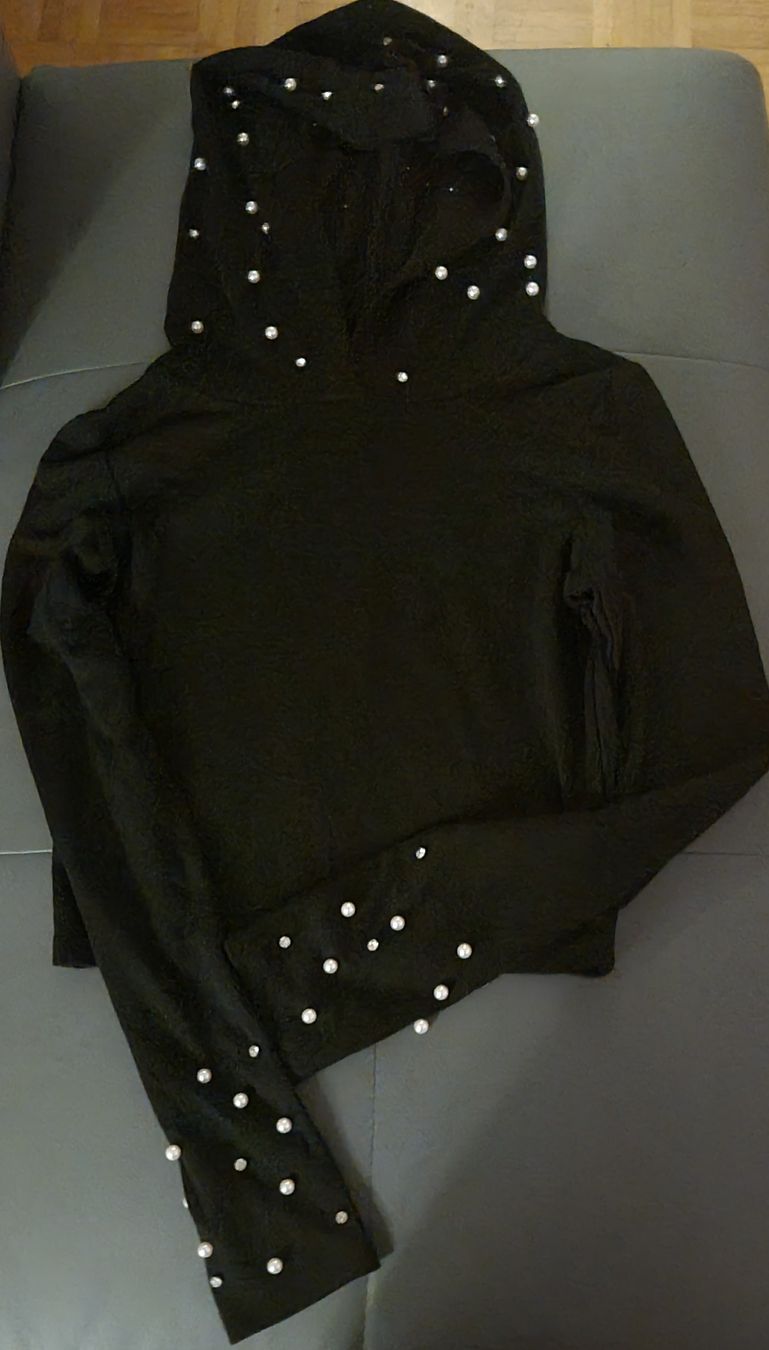 Pullover & Sweatshirts: Schwarzer Kapuzenpullover mit Perlen - Gr. S – Neu und originalverpackt aus Langnau am Albis von bro_lh5f