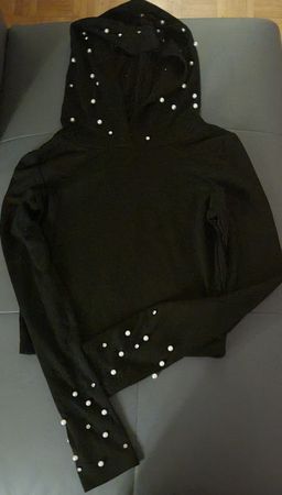 Schwarzer Kapuzenpullover mit Perlen - Gr. S