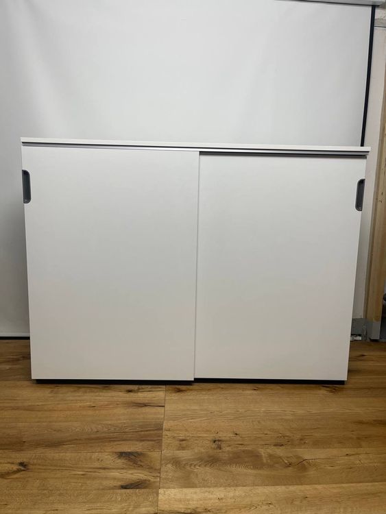 Cassettiere: Weisses Sideboard mit Schiebetüren KL 1169 – Usato da Niederönz venduto da Brocki-schatzkiste