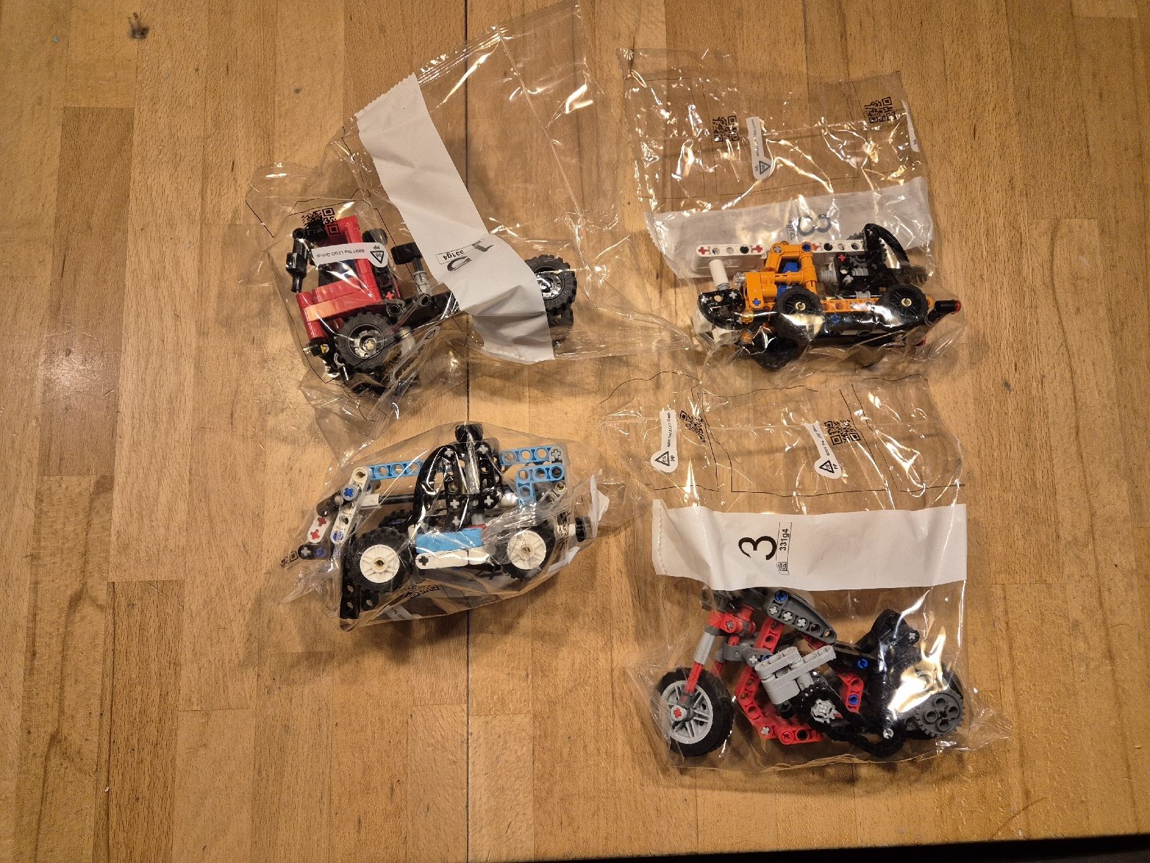 Lego Baukästen: Lego Technic 4 kleine Lego Technic Modelle – Gebraucht aus Ettiswil von beekeper13