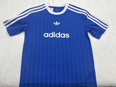 T-shirt Adidas bleu, taille 128, parfait pour l'été!