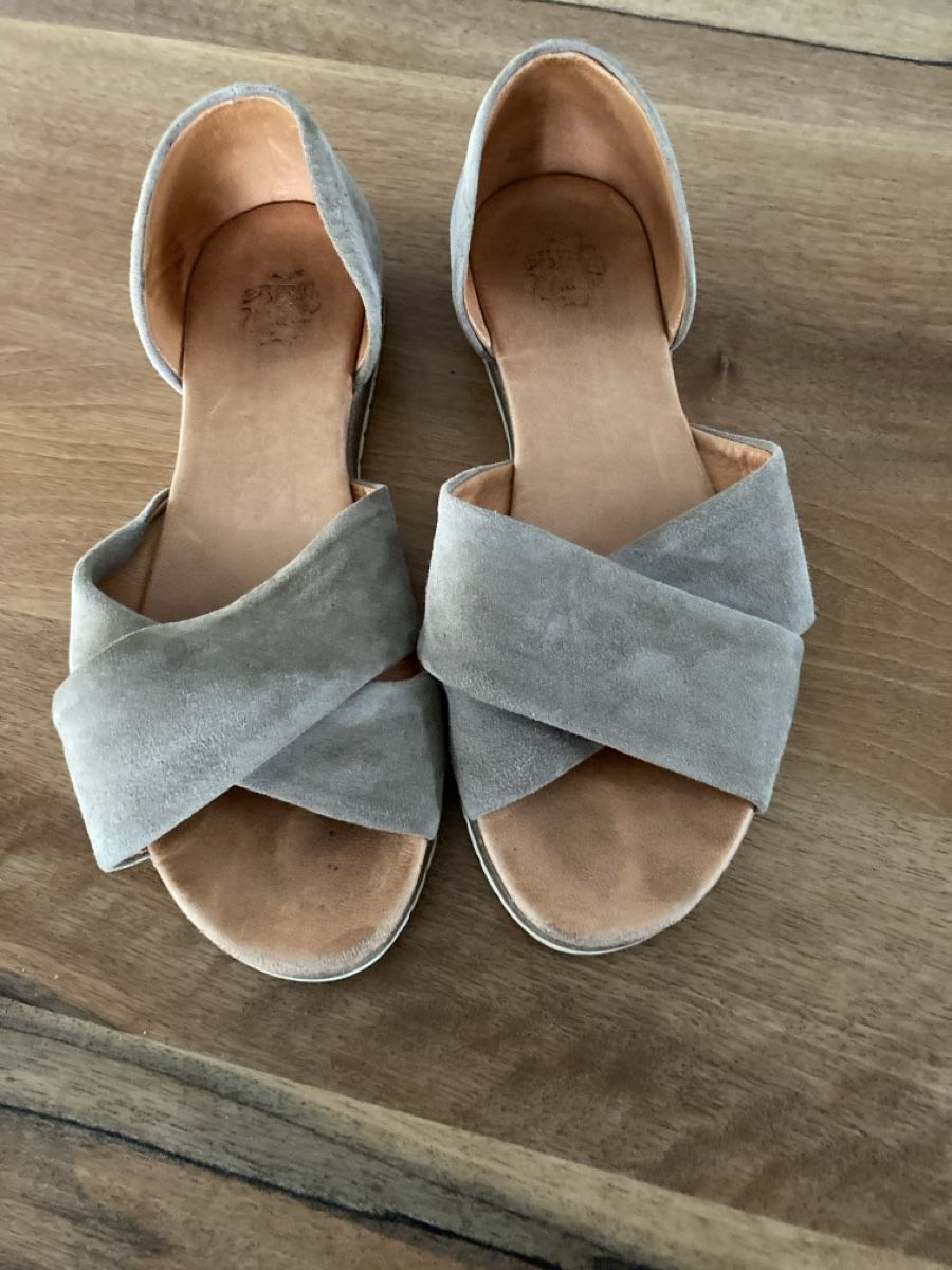 Scarpe da donna: Sommersandalen Gr. 36 Wildlederoptik beige – Usato da Niederscherli venduto da Doene0