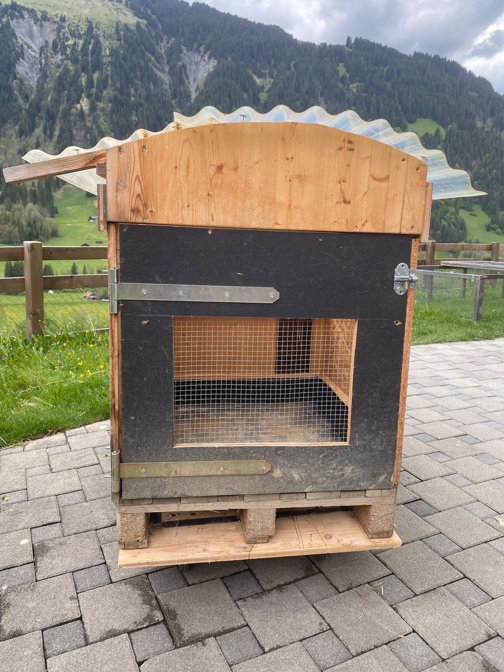 Cages, transport & sécurité: Kaninchenstall oder Hühnerstall – D'occasion à Lenk im Simmental par Miguelle 1