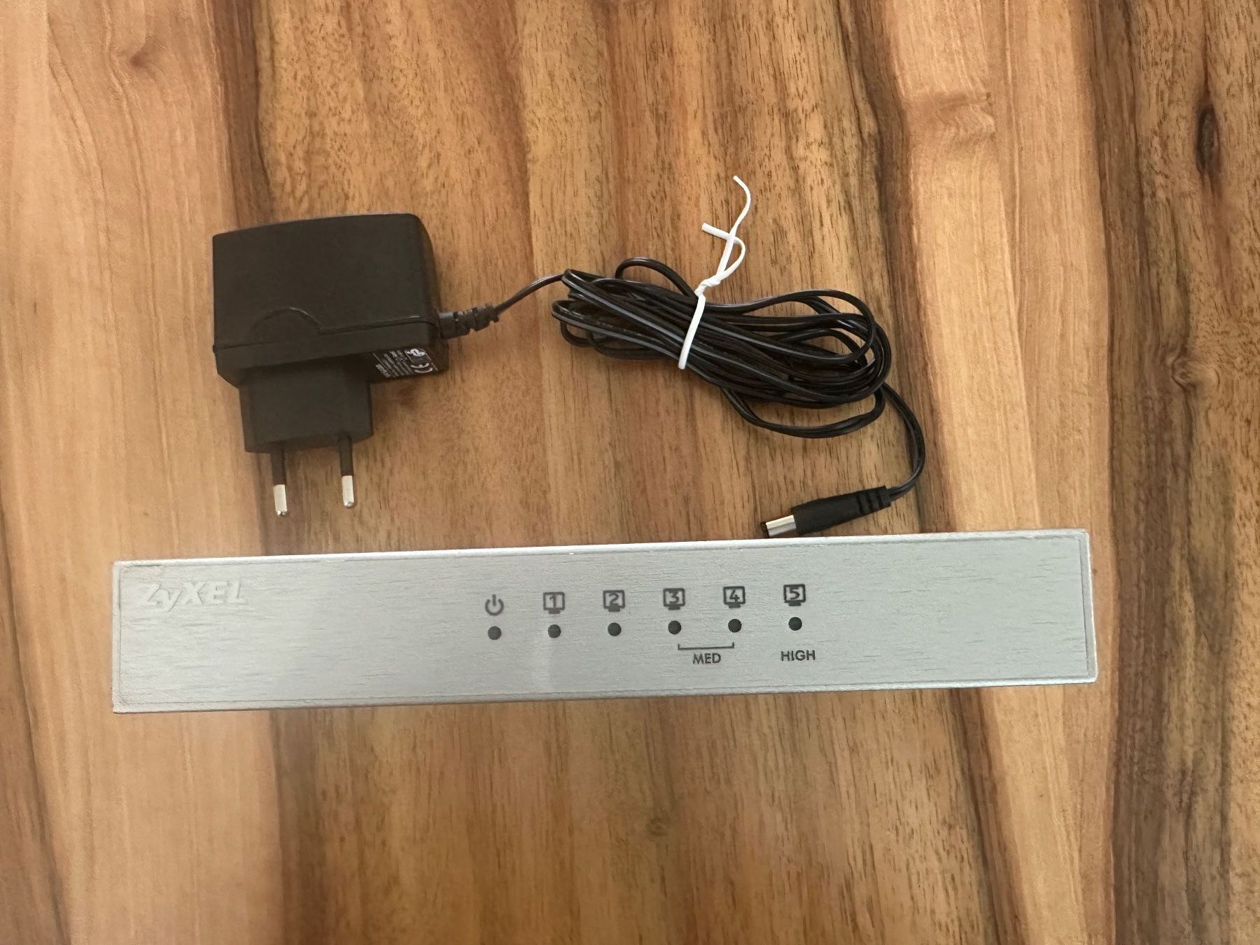 Zyxel Hub & Switch: Zyxel GS-105B v2 5 Port Switch – Usato da Stallikon venduto da Rsiri