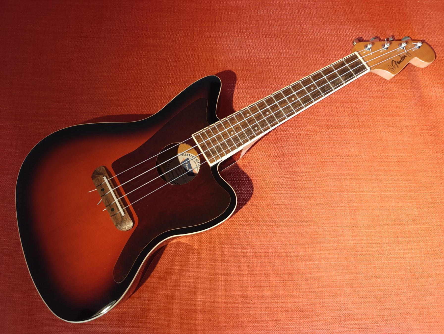 Fender Strumenti musicali: Fender Fullerton Jazzmaster Ukulele 3TS mit Gigbag – Usato da Bern venduto da sim_8y66