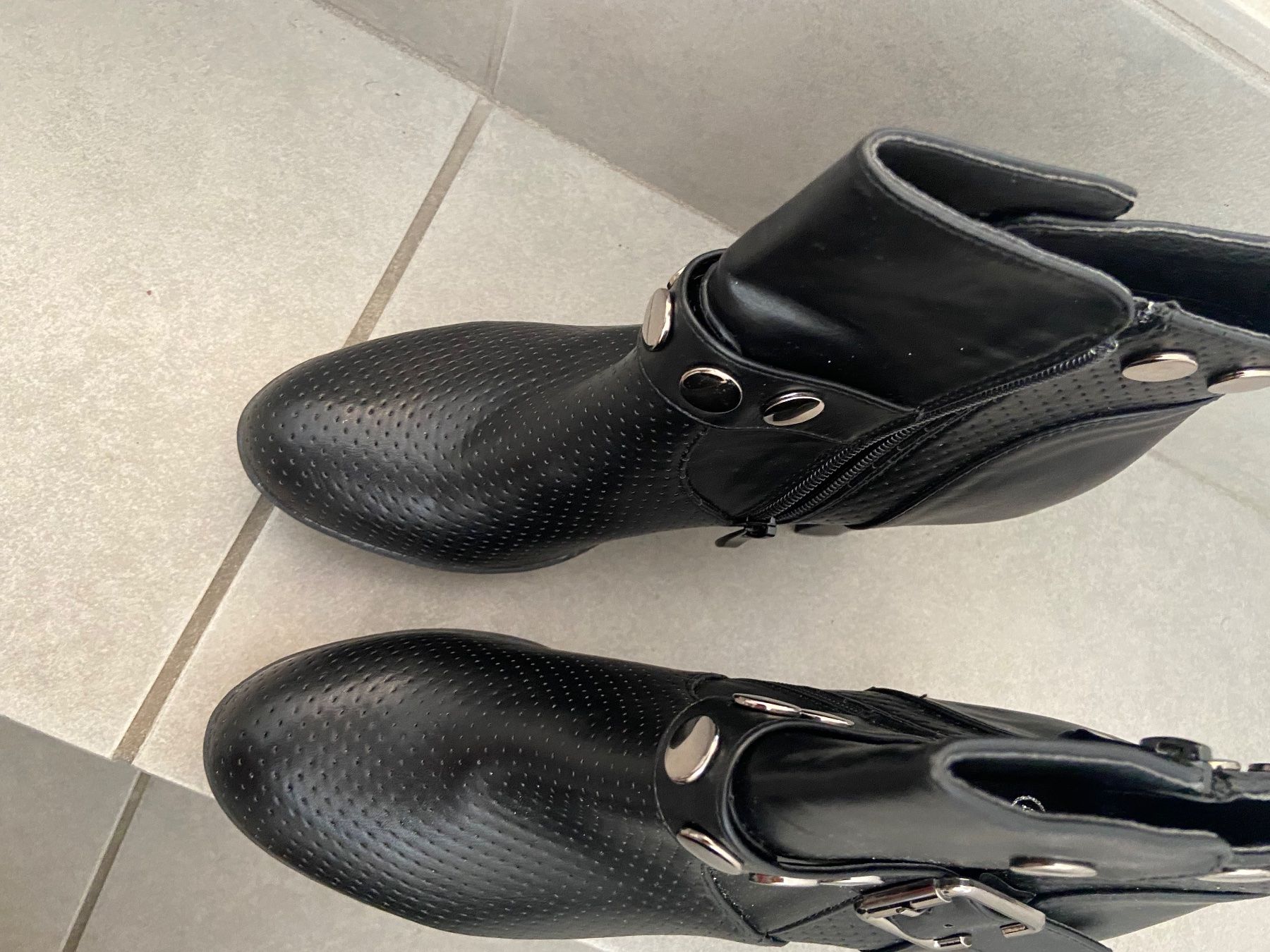 Scarpe da donna: Bottines talon noires neuves – Usato da Confignon venduto da MVAR 2
