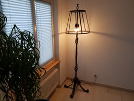 Lampadaire en fer forgé artisanal , vintage design art brut