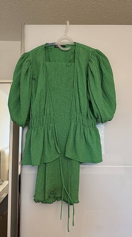 Lots de vêtements: 2 Teiler – D'occasion à Adliswil par tes_kjb9