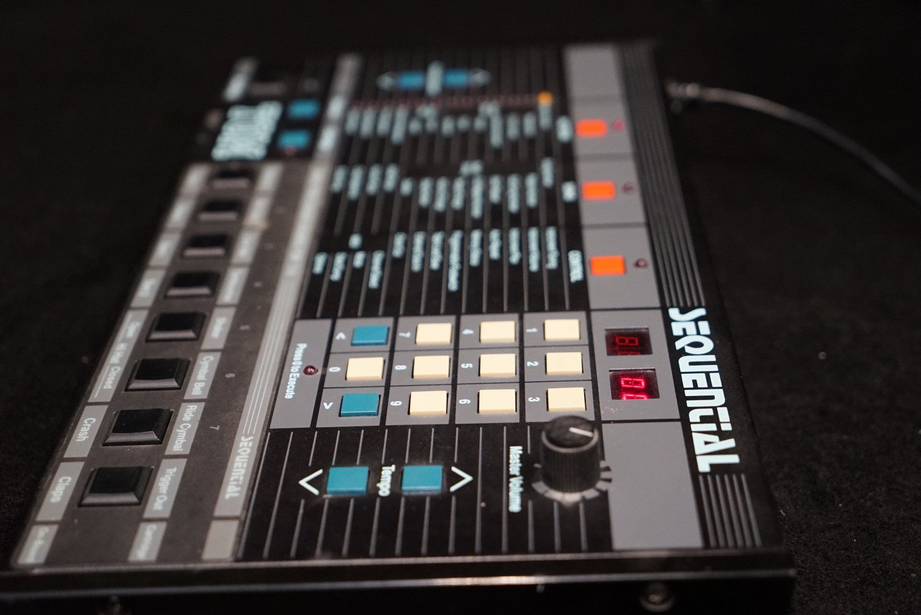 Sequential Strumenti musicali: Sequential TOM Model 420 Drum Machine mit Netzteil 2 Cards – Usato da Ortschwaben venduto da Musictrade 3