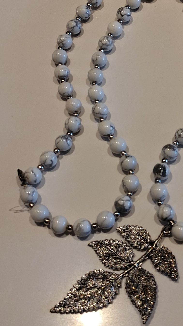Colliers: Collier perles et feuille E. Zahno créatrice  état neuf – D'occasion à Puidoux par Sophia70