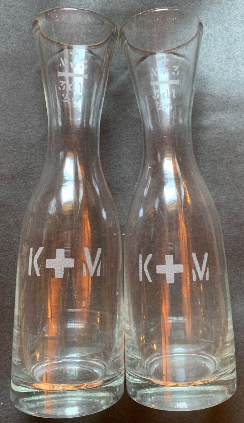 Caraffe: 2 Glaskaraffen K+M aus Festung der CH Armee – Usato da Goldingen venduto da Bergler012