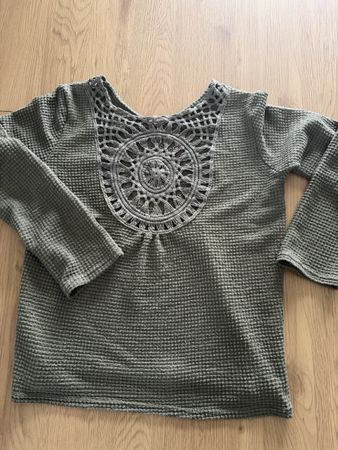 Trendiges Langarmshirt in Olivgrün mit Spitze, Grösse M