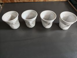 4 Becher weiss Porzellan zerknittert 