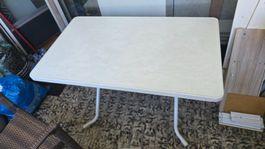 Table pliante rectangulaire blanche en état d'occasion