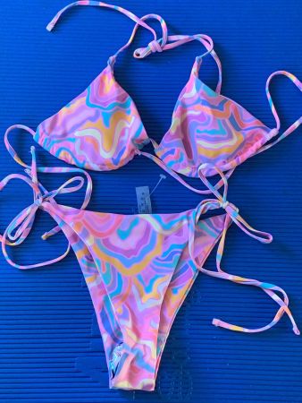 Neu Bikini Set bunt gemustert. Neuer Schwimmanzug