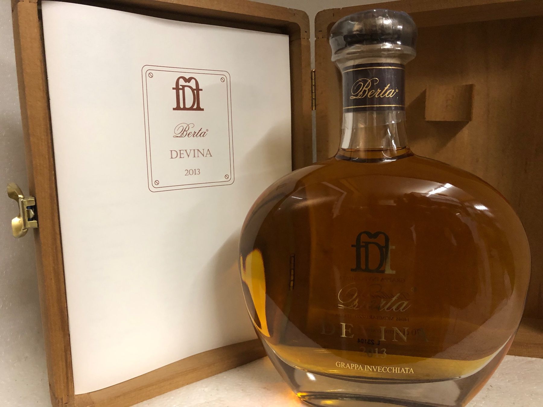 Berta Spiritueux: Grappa Berta Devina in edler Holzkiste 2013 – Neuf avec emballage d'origine à Wöschnau par Vinsale 5
