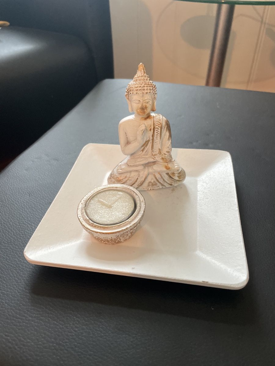 Alle Dekorationen: Buddha Deko Statue mit Kerzenhalter weiss – Gebraucht aus Münchwilen TG von BBJO