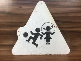 Gebrauchtes Verkehrsschild Achtung Kinder