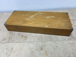 Alte coole Holzschachtel mit Beschlägen