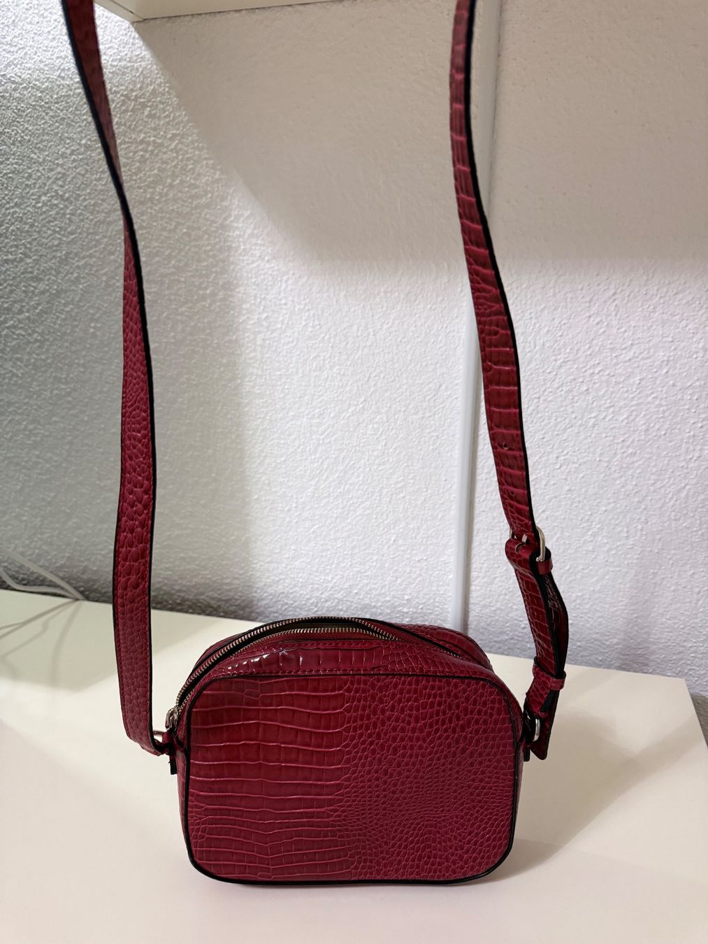 Guess Borse da donna: Guess Umhängetsche rot Kroko-Optik – Usato da Dielsdorf venduto da Ale_Cop 3