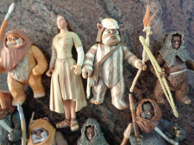 Hasbro Giocattoli: Star Wars Hasbro Ewokdorf mit Figuren – Usato da sargans venduto da Angamar 5