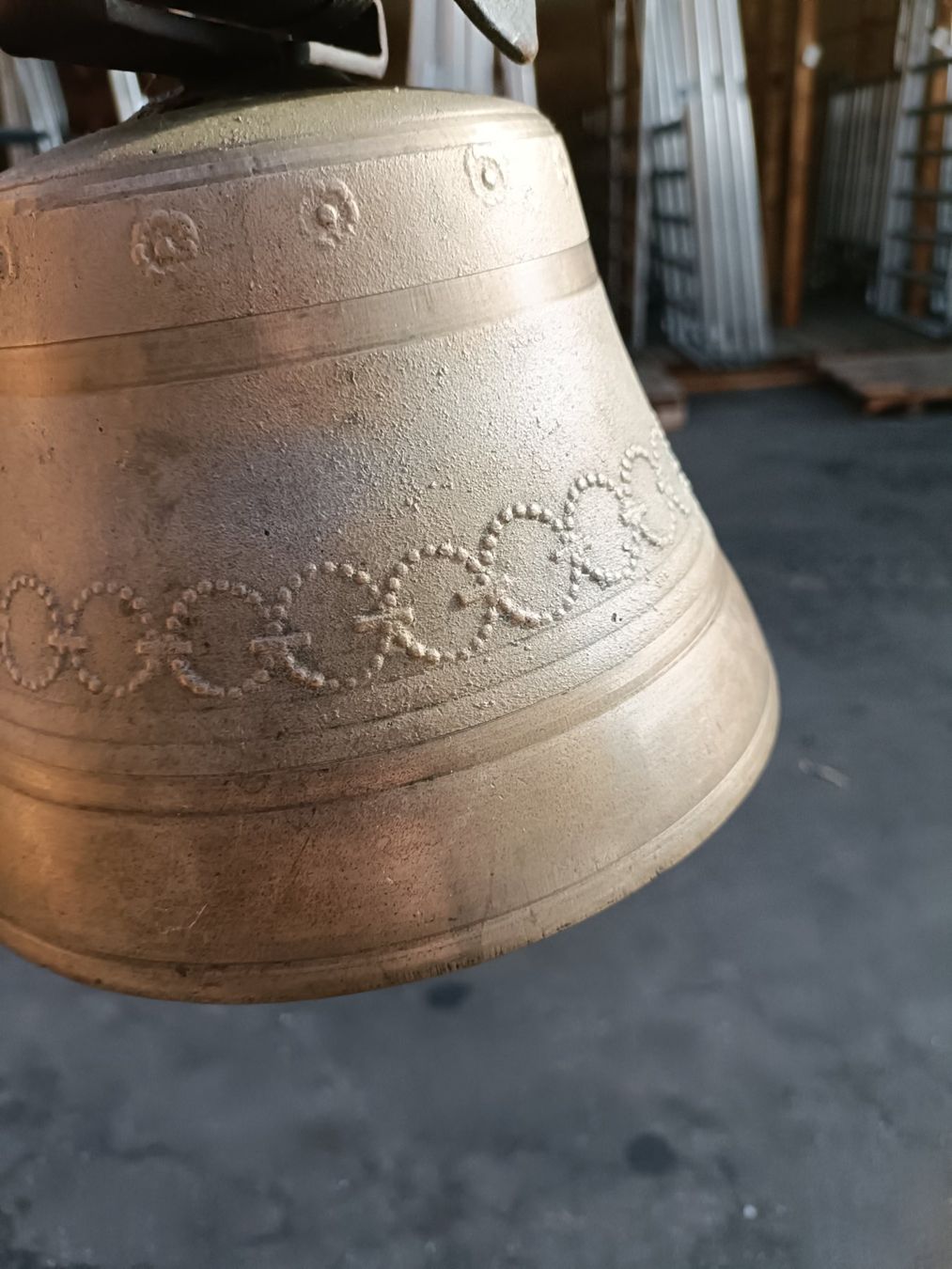 Campanacci mucche: Alte Glocke mit Schweizer Kreuz. – Usato da Däniken SO venduto da Osysseas 8