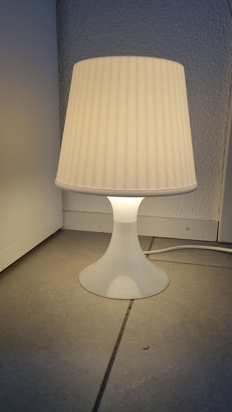 Ikea Lampade: Weisse Tischlampe IKEA – Usato da Utzenstorf venduto da Kiyora 1