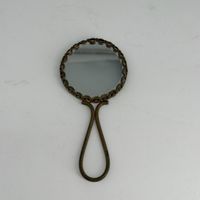 Miroir à main ancien en laiton doré – style filigrane