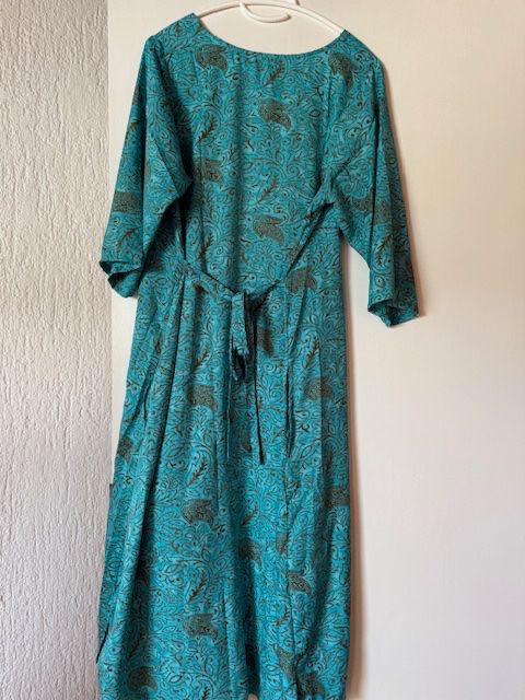 Robes: Robe longue en soie, prix baissé 2x – D'occasion à Enges par cordec 1