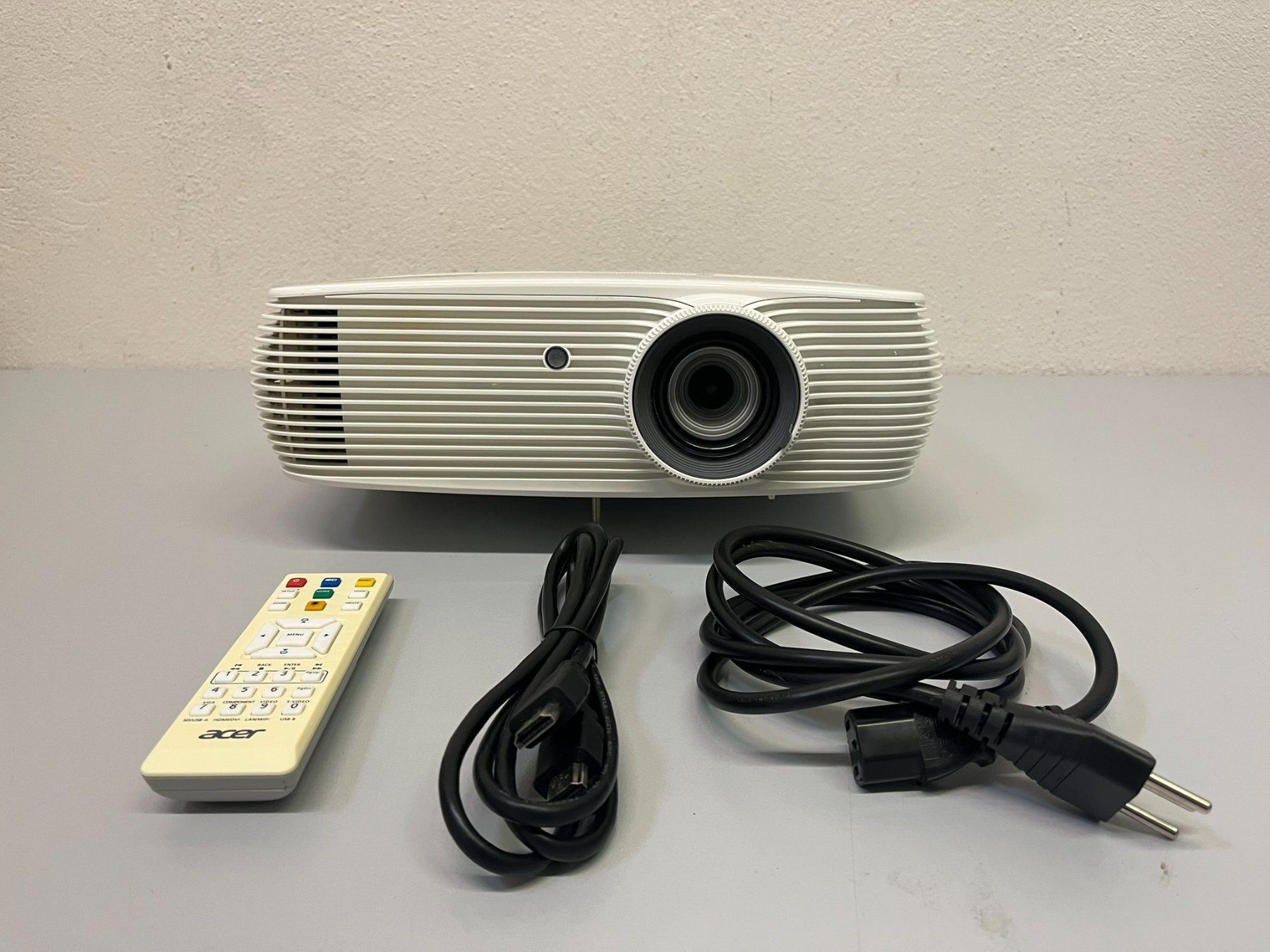 Acer Vidéoprojecteurs: Acer P5230 – D'occasion à Hochdorf par av-electronics
